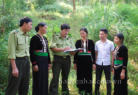 Cán bộ kiểm lâm huyện Văn Chấn hướng dẫn nhân dân xã Nghĩa Sơn quản lý, bảo vệ rừng và phòng cháy, chữa cháy rừng mùa khô hanh.